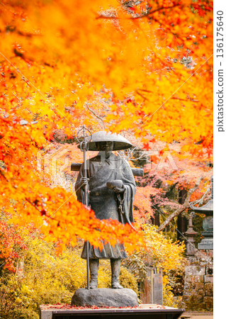 觀福寺弘法大師像與秋葉美景。 136175640
