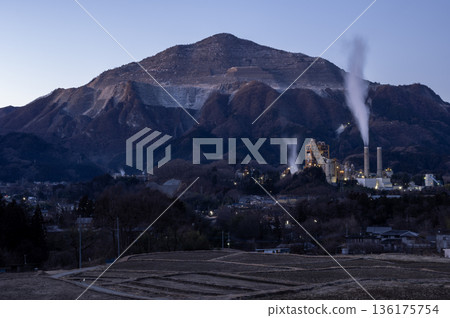 秩父寺坂梯田的冬日黎明，遠處武甲山的梯田和工廠煙囪若隱若現。 136175754
