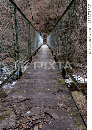 冬季奧秩父荒川源頭上的吊橋 冬季奧秩父荒川源頭上的吊橋 136175767