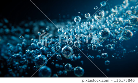 水中漂浮的透明氣泡的宏觀視圖 136175846