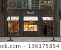 【東京，銀座】伯爵位於購物區的奢侈品店內，擺出了節慶般的陳列。 136175854