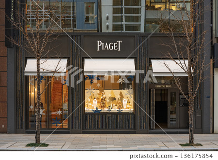【東京,銀座】伯爵位於購物區的奢侈品店內,擺出了節慶般的陳列。 【東京,銀座】伯爵位於購物區的奢侈品店內,擺出了節慶般的陳列。 136175854