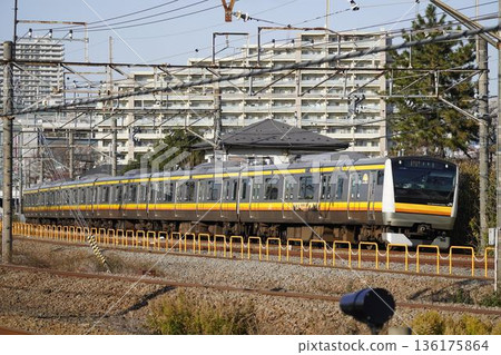 從府中本町站出發的JR南部線列車 從府中本町站出發的JR南部線列車 136175864