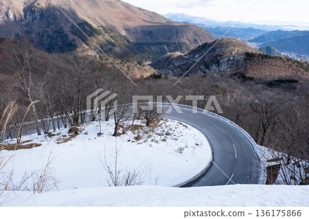 日光伊呂波坂和山巒的冬日雪景 日光伊呂波坂和山巒的冬日雪景 136175866