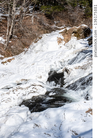 栃木縣日光市的湯川河已結冰 136175881