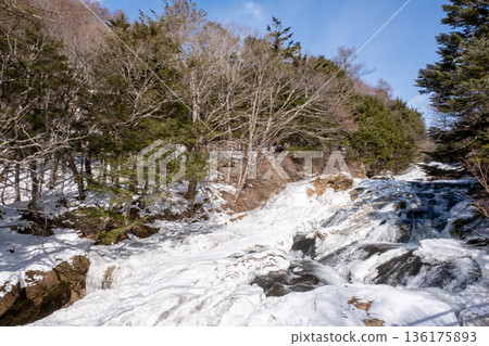 栃木縣日光市的湯川河已結冰 136175893