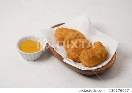 雞塊和芥末醬的圖片 雞塊和芥末醬的圖片 136176057