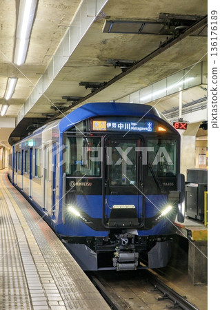 Kintetsu 1A series train stopped at Kintetsu Nagoya Station Kintetsu 1A series train stopped at Kintetsu Nagoya Station 136176189