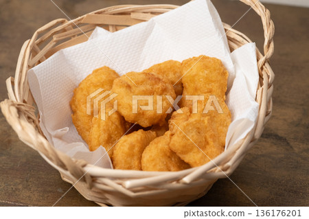 籃子裡盛放的雞塊圖片 136176201