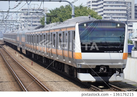 中央線列車行駛中 中央線列車行駛中 136176215