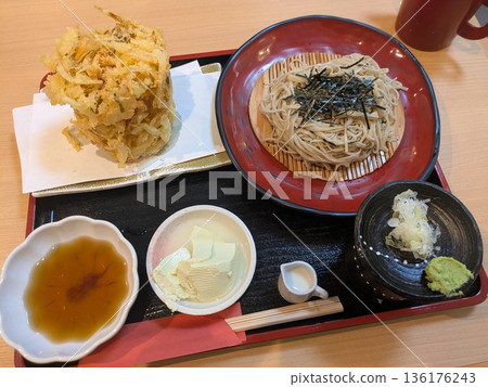 美味的蕎麥麵和超大份天婦羅 136176243