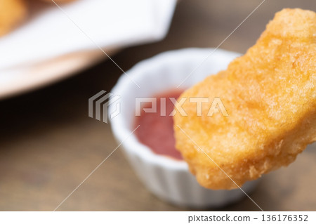 雞塊和番茄醬的圖片 雞塊和番茄醬的圖片 136176352