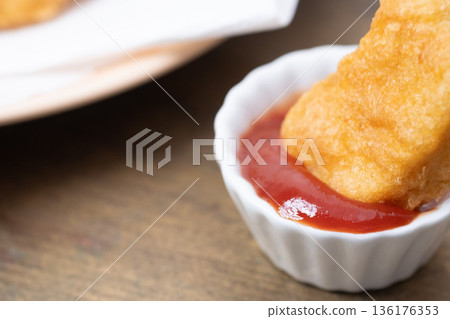 雞塊和番茄醬的圖片 雞塊和番茄醬的圖片 136176353