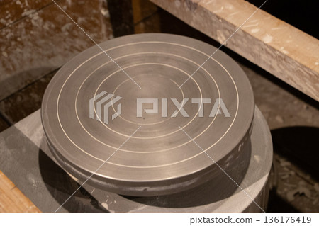 Potter's wheel 136176419