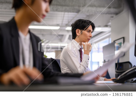 辦公室裡專心致志的男人 136176881
