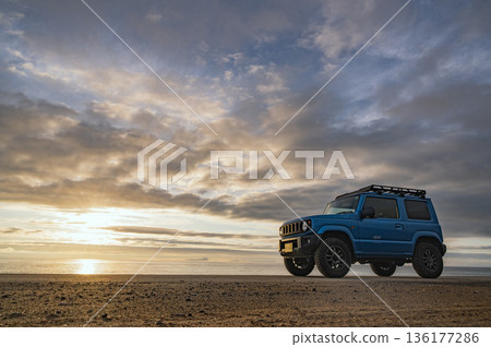 黃昏時的海岸和吉姆尼 136177286