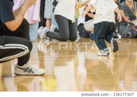 [Nursery school sports day obstacle course] 136177307