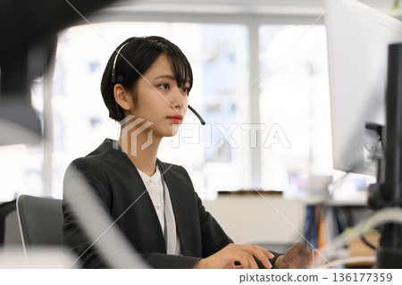 戴著耳機的女操作員 136177359