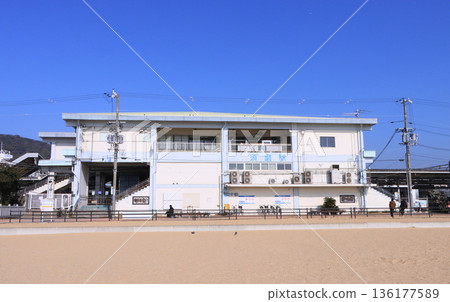 山陽本線上的須磨站月檯面向大海 山陽本線上的須磨站月檯面向大海 136177589