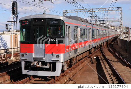 山洋5000系列車駛過阪神尼崎中心池前站 山洋5000系列車駛過阪神尼崎中心池前站 136177594
