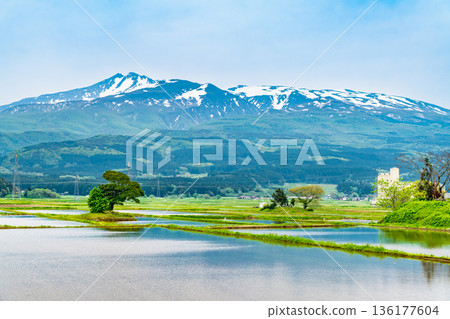 山形縣鳥海山仍殘留著積雪。 136177604