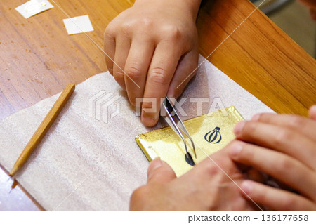 Gold leaf pasting experience (8-year-old boy) Gold leaf pasting experience (8-year-old boy) 136177658