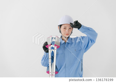 一名身穿工作服、頭戴頭盔的女子 136178199