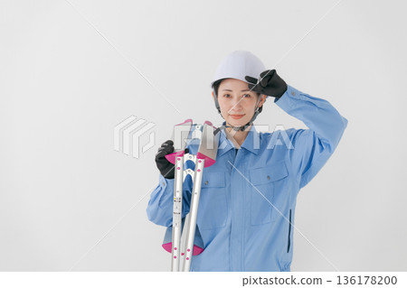 一名身穿工作服、頭戴頭盔的女子 136178200