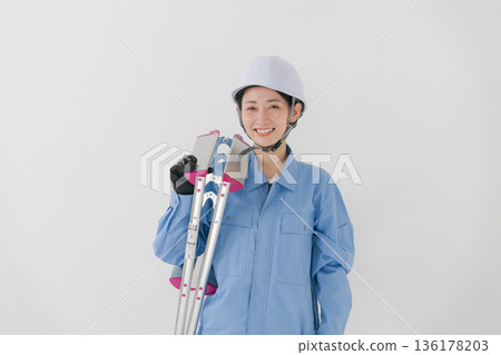 一名身穿工作服、頭戴頭盔的女子 136178203
