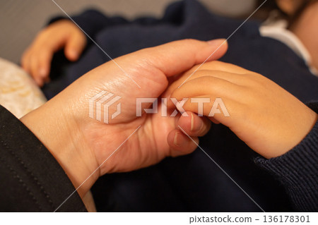 寶貝抱著媽媽的手 寶貝抱著媽媽的手 136178301
