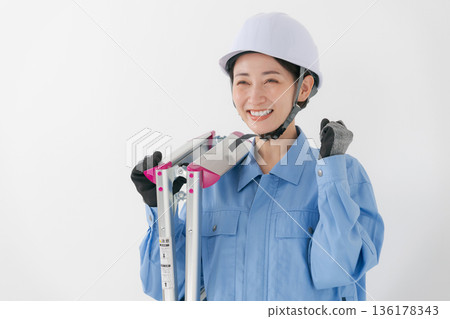 一名身穿工作服、頭戴頭盔的女子 一名身穿工作服、頭戴頭盔的女子 136178343