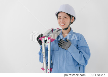 一名身穿工作服、頭戴頭盔的女子 136178344