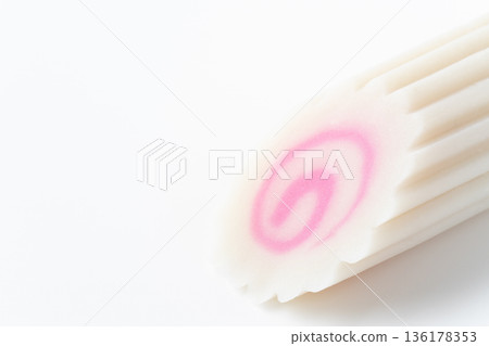 白色背景上的單卷《火影忍者》漫畫的特寫鏡頭 136178353