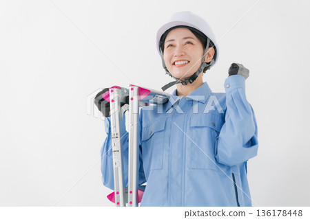 一名身穿工作服、頭戴頭盔的女子 136178448