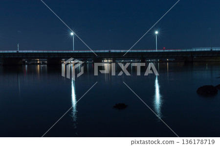Bridge at night and streetlights reflected on the water | Quiet urban landscape 136178719