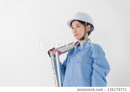 一名身穿工作服、頭戴頭盔的女子 136178751