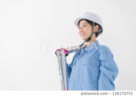 一名身穿工作服、頭戴頭盔的女子 136178752
