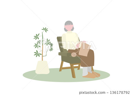 一位老人在單人沙發上織毛衣 136178792