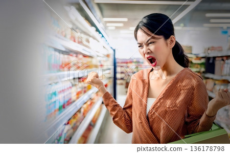 家庭主婦對高物價感到憤怒 136178798