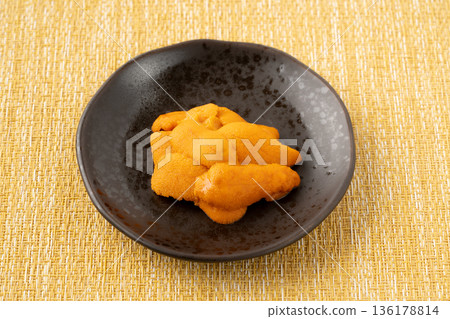 Delicious raw sea urchin served on a plate 136178814