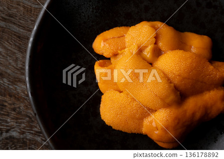 盤子裡的生海膽特寫 盤子裡的生海膽特寫 136178892