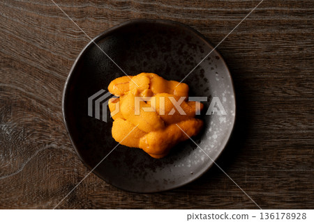 Delicious raw sea urchin served on a plate 136178928