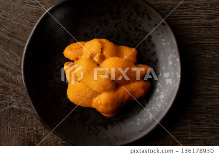 美味的生海膽盛於盤中 136178930