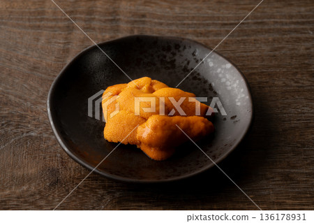 美味的生海膽盛於盤中 136178931