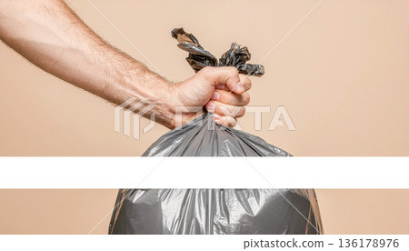 一幅描繪手拿著垃圾袋和垃圾處理問題的生活寫生圖。 136178976