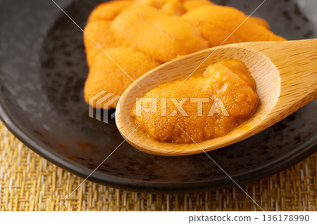 Close-up of raw sea urchin on a spoon 136178990