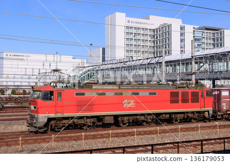 A freight train pulled by EF510 passing through Kishibe Station A freight train pulled by EF510 passing through Kishibe Station 136179053