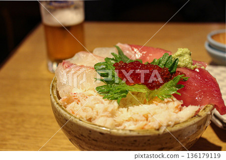 Enjoy seafood bowls and beer at an Atami izakaya Enjoy seafood bowls and beer at an Atami izakaya 136179119