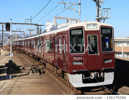 阪急寶塚線1000系列車抵達豐中站 136179366