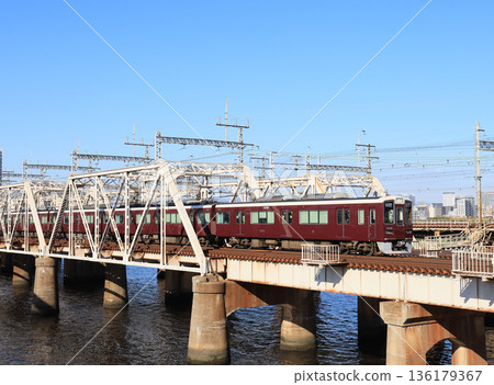 穿越淀川的阪急神戶線 1000 系列列車 穿越淀川的阪急神戶線 1000 系列列車 136179367